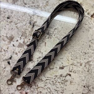 EUC Parker Thatch THIN black and white Chevron strap